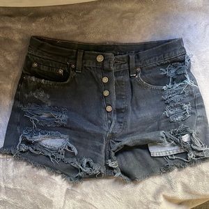 Black Levi’s high waisted shorts